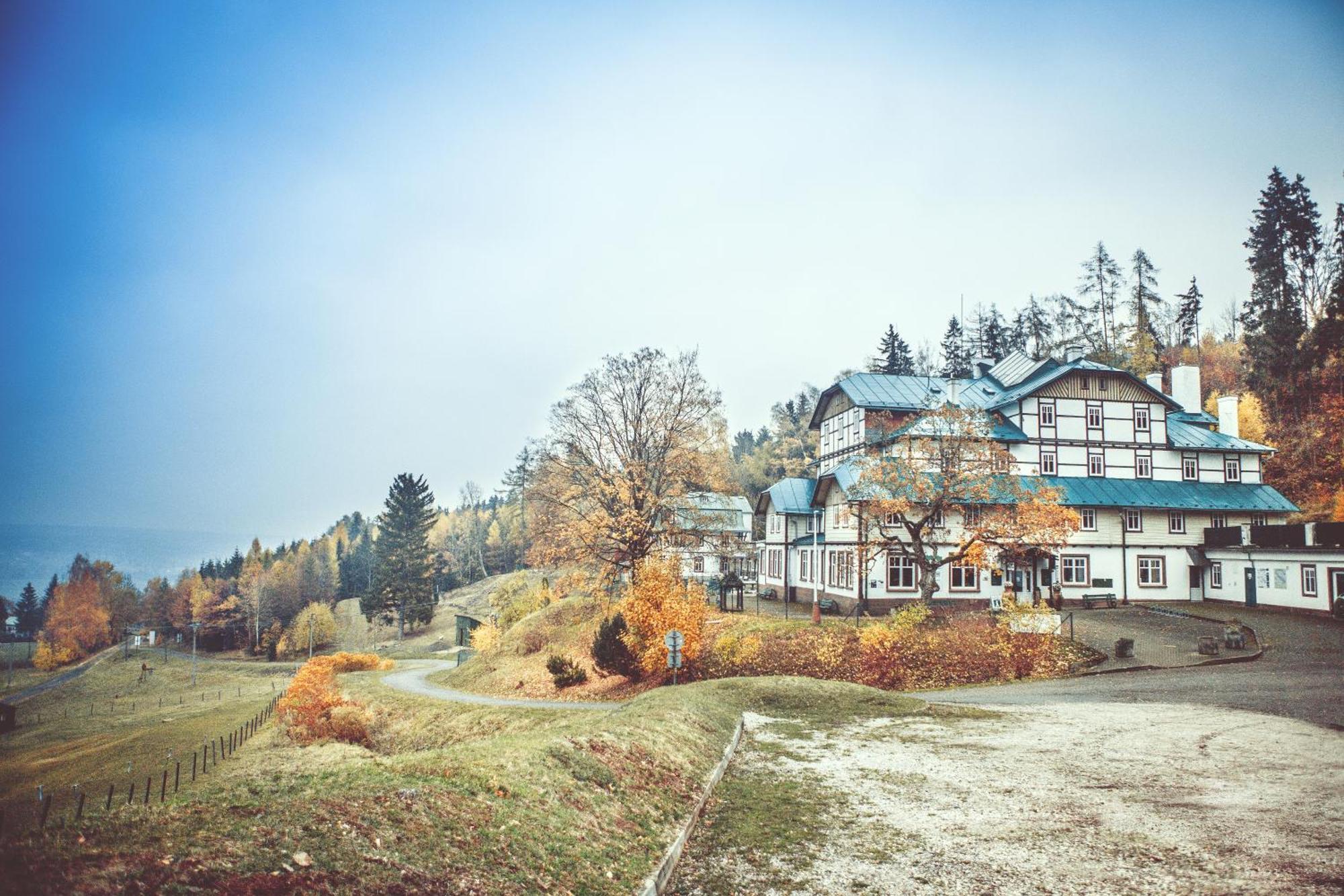 Retro Hotel Pod Zvicinou Bílá Třemešná Exterior foto